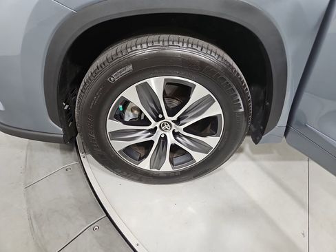 Used 2023 Toyota Highlander XLE FWD image 27