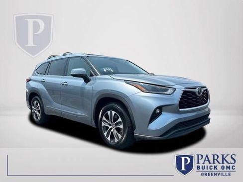 Used 2021 Toyota Highlander XLE FWD image 1