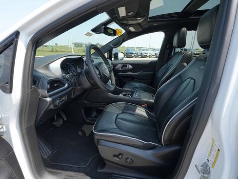 Used 2025 Chrysler Pacifica Limited FWD image 16