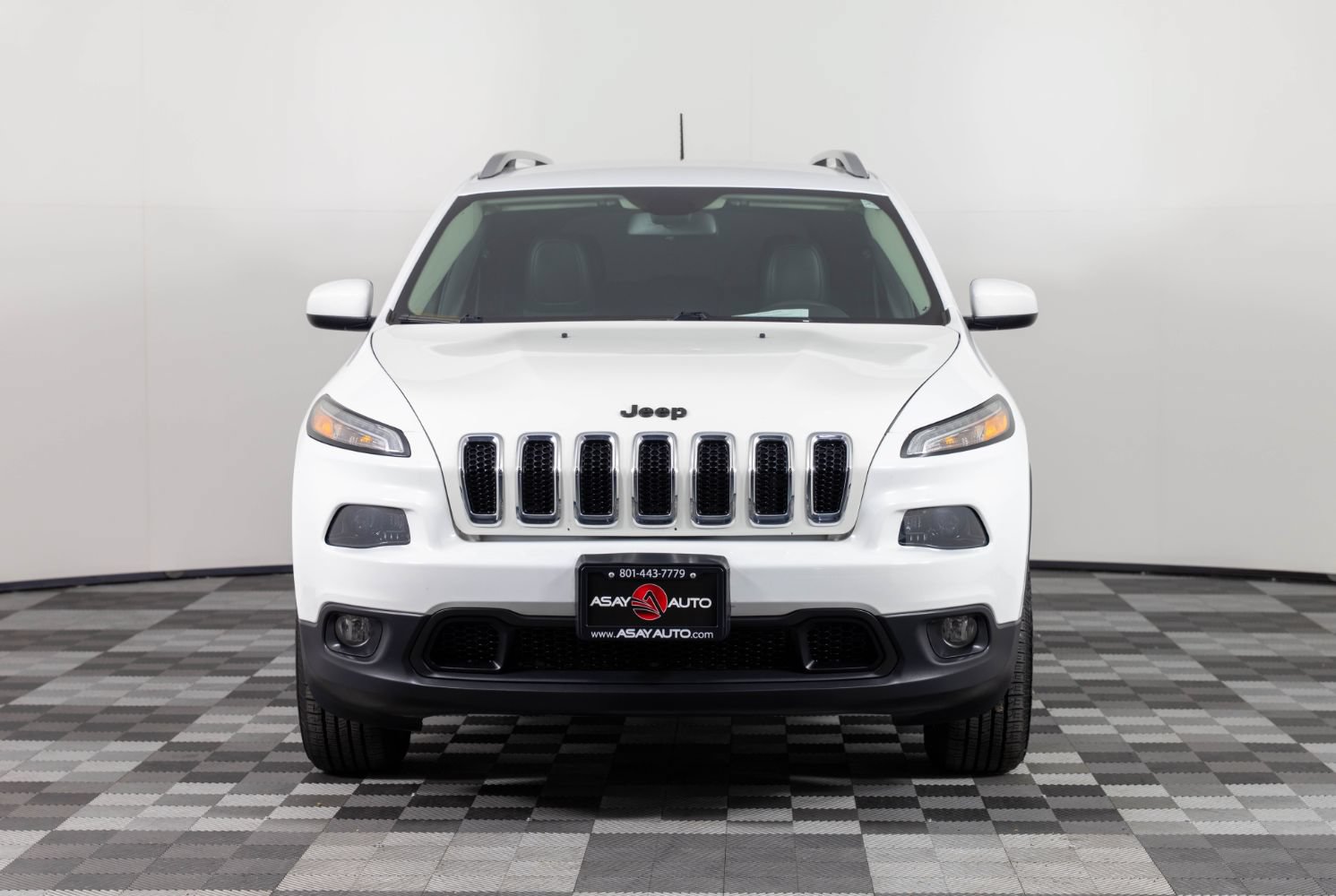 Used 2018 Jeep Cherokee Latitude Plus w/ Cold Weather Group AWD/4WD image 12