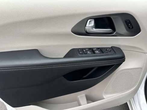 Used 2024 Chrysler Pacifica Touring-L FWD image 16
