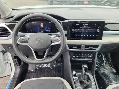 New 2025 Volkswagen Taos SE image 9