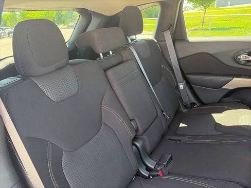 Used 2017 Jeep Cherokee Latitude w/ Cold Weather Group AWD/4WD image 33