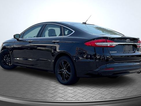 Used 2018 Ford Fusion SE w/ Fusion SE Technology Package FWD image 2