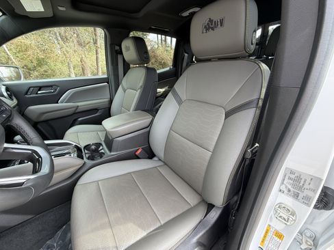 Used 2024 Chevrolet Colorado ZR2 w/ ZR2 Bison Edition image 17