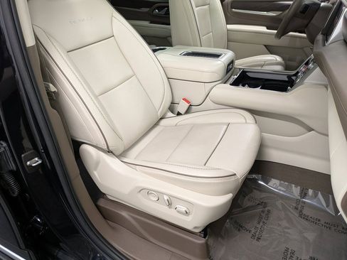 Used 2022 GMC Yukon XL Denali w/ Denali Premium Package image 28