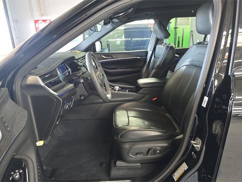 Used 2022 Jeep Grand Cherokee Overland AWD/4WD image 5