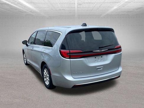 Used 2023 Chrysler Pacifica Touring-L FWD image 3
