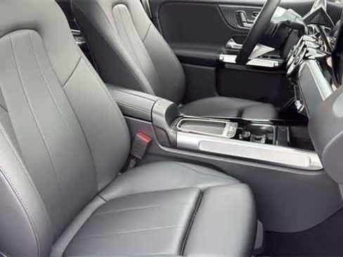 Used 2025 Mercedes-Benz GLB 250 4MATIC image 36