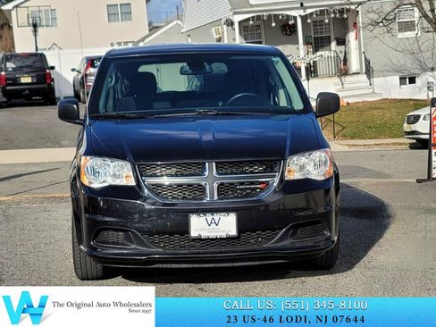 Used 2019 Dodge Grand Caravan SE w/ UConnect Hands-Free Group image 2