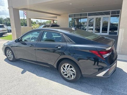 Used 2024 Hyundai Elantra SEL FWD image 2