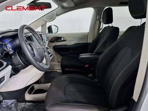 Used 2022 Chrysler Voyager LX FWD image 28