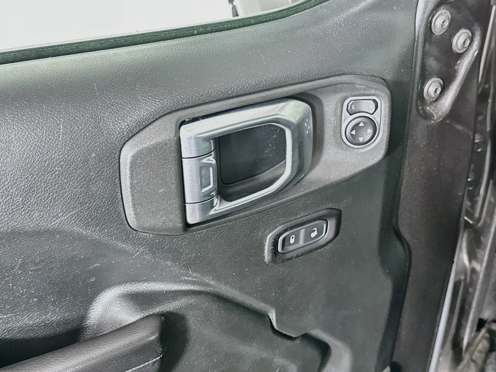 Used 2018 Jeep Wrangler Unlimited Sport S AWD/4WD image 15