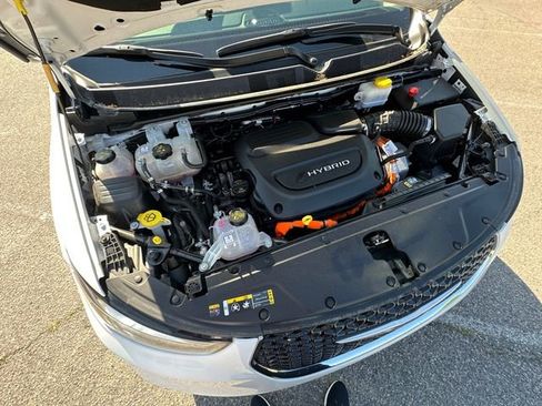 Used 2024 Chrysler Pacifica Limited FWD image 32