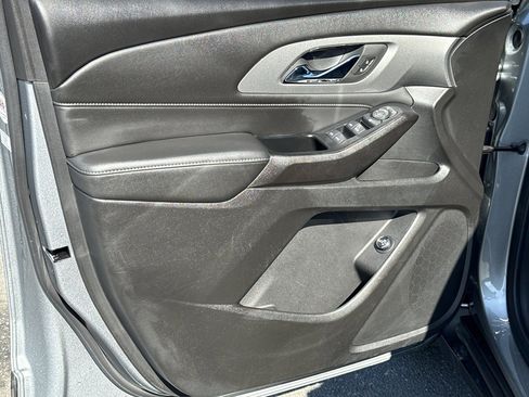Used 2023 Chevrolet Traverse LT image 9