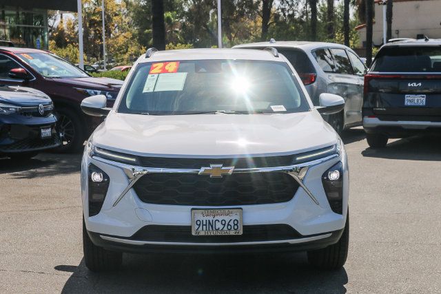 Used 2024 Chevrolet Trax LT FWD image 2