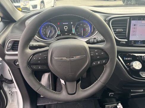 Used 2024 Chrysler Pacifica Touring FWD image 23