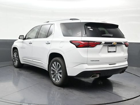 Used 2023 Chevrolet Traverse Premier FWD image 3