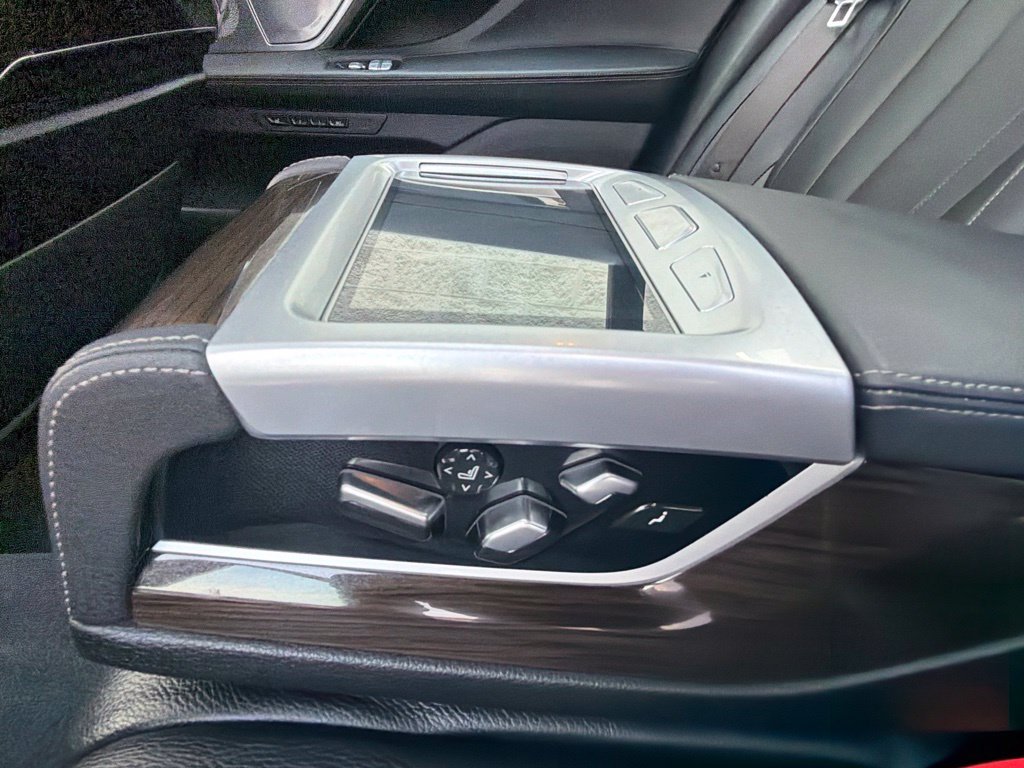 Used 2020 BMW 745e xDrive AWD/4WD image 12