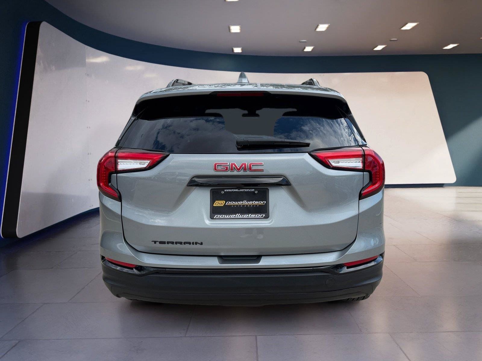Used 2024 GMC Terrain SLE w/ Driver Convenience Package FWD image 4
