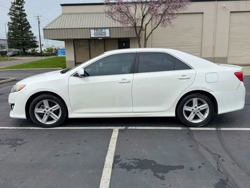 Used 2014 Toyota Camry SE image 4
