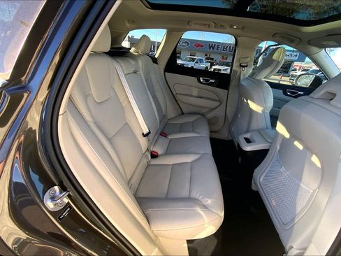 Used 2022 Volvo XC60 B5 Momentum w/ Protection Package Premier image 20
