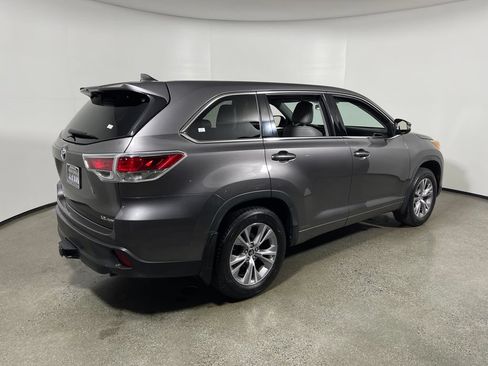 Used 2016 Toyota Highlander Plus AWD/4WD image 3