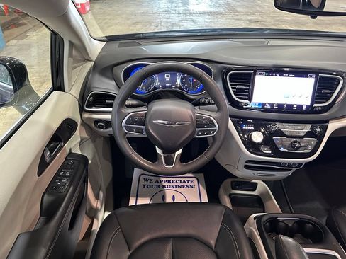 Used 2024 Chrysler Pacifica Touring-L FWD image 27