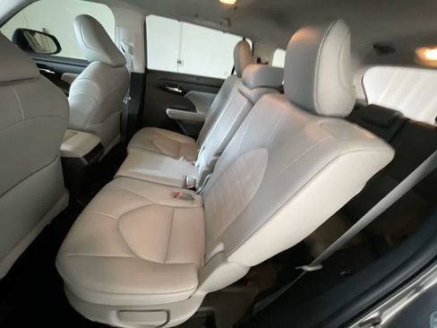 Used 2022 Toyota Highlander XLE AWD/4WD image 23