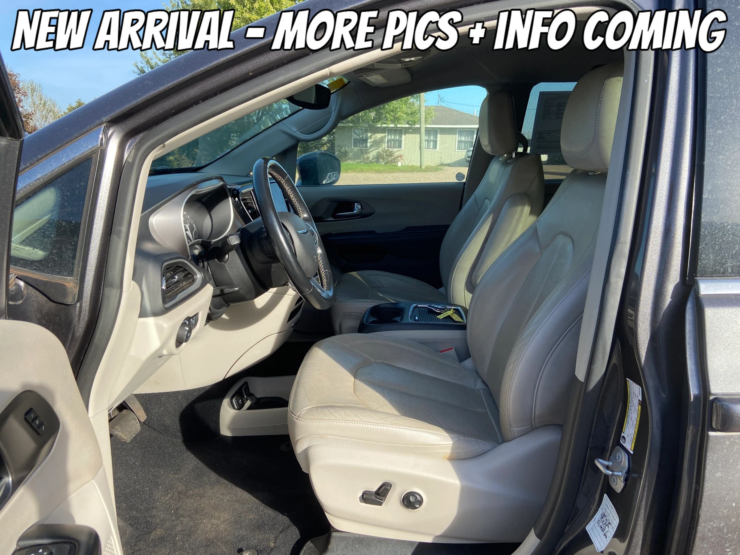 Used 2021 Chrysler Pacifica Touring-L FWD image 3