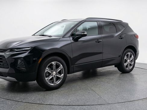 Used 2025 Chevrolet Blazer LT FWD image 3