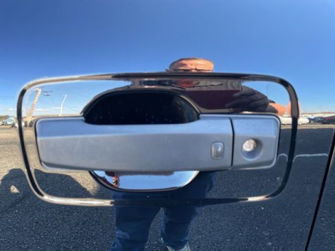 Used 2024 Nissan Titan SV image 7