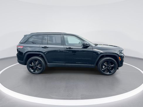 Used 2023 Jeep Grand Cherokee Altitude AWD/4WD image 10