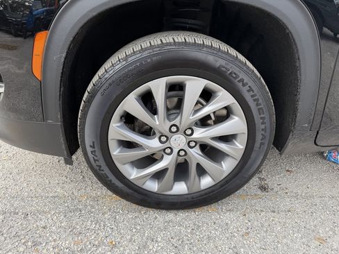 Used 2025 Buick Enclave Preferred w/ Power Package image 9