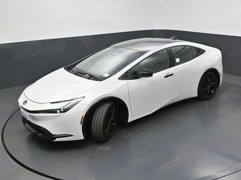 Used 2026 Toyota Prius FWD image 34
