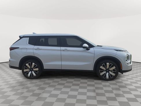 Used 2025 Mitsubishi Outlander SE AWD/4WD image 2