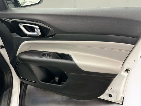 Used 2025 Jeep Compass Limited image 31