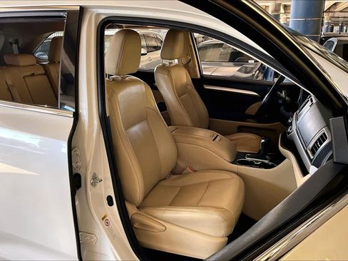 Used 2014 Toyota Highlander XLE image 8