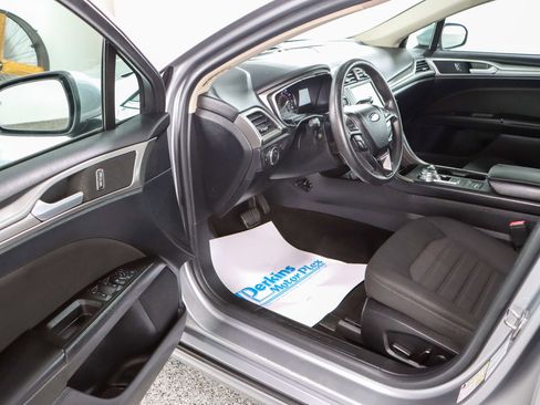 Used 2020 Ford Fusion SE image 3