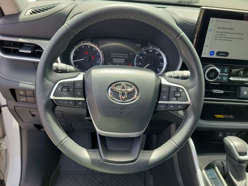 Used 2025 Toyota Highlander XLE AWD/4WD image 22