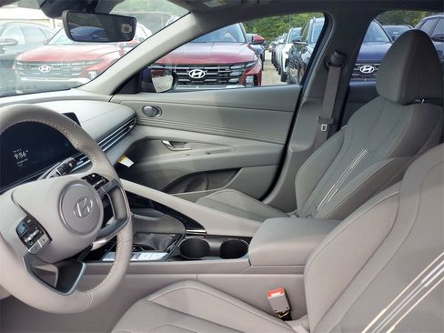 Used 2025 Hyundai Elantra SEL image 17