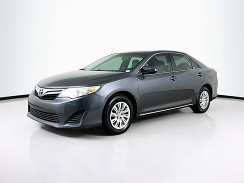 Used 2014 Toyota Camry LE image 3