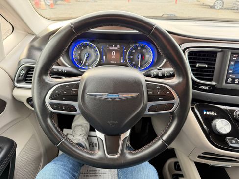 Used 2018 Chrysler Pacifica Touring-L image 63