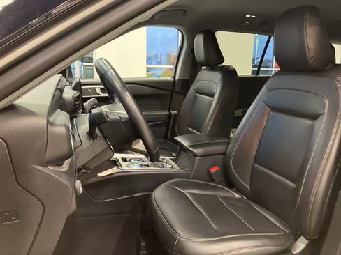 Used 2023 Ford Explorer XLT w/ Equipment Group 202A image 11