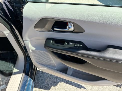 Used 2023 Chrysler Pacifica Touring-L AWD/4WD image 14