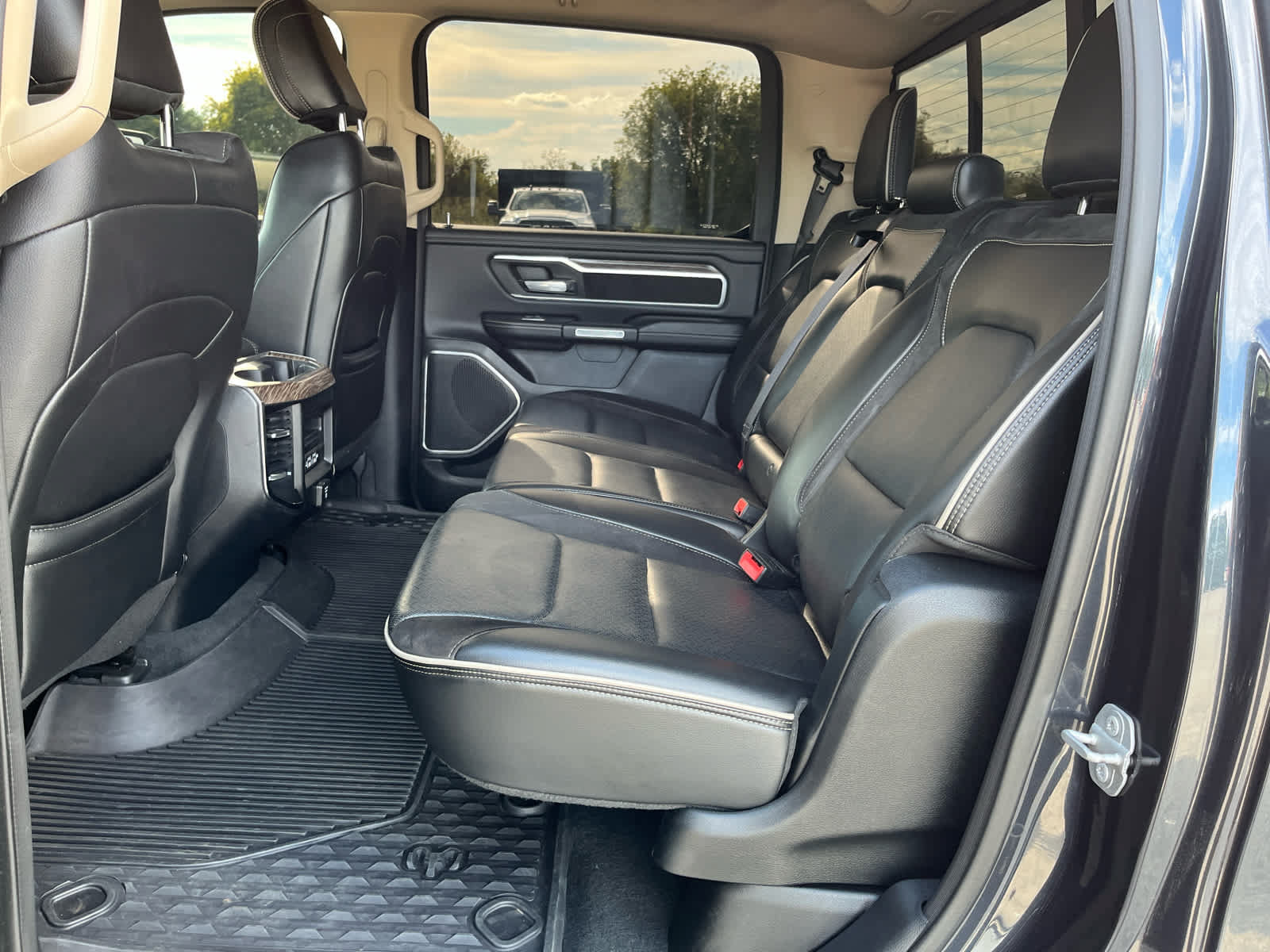 Used 2019 RAM 1500 Laramie AWD/4WD image 22