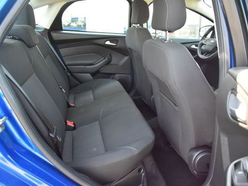 Used 2018 Ford Focus SE w/ SE Appearance Package image 33