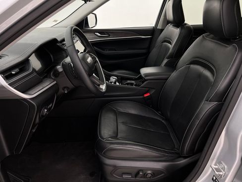 Used 2023 Jeep Grand Cherokee Limited w/ Luxury Tech Group II image 11