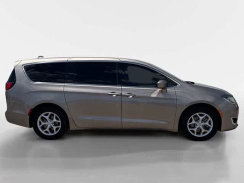 Used 2018 Chrysler Pacifica Touring Plus w/ Tire & Wheel Group FWD image 6