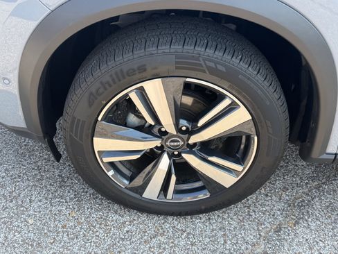 Used 2023 Nissan Rogue SL w/ SL Premium Package image 9